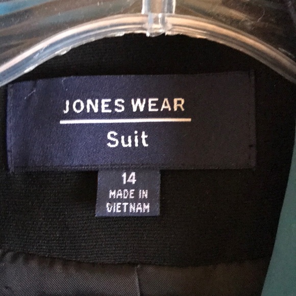 Two piece suit. Skirt, blazer and attached scarf. - Picture 4 of 4